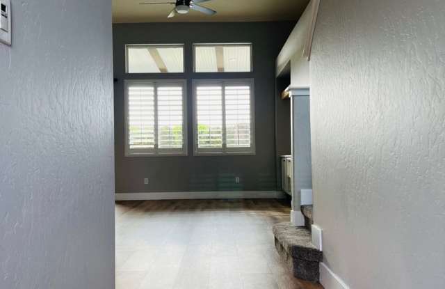 Beautiful, freshly renovated home in Avalon gated community in Visalia!