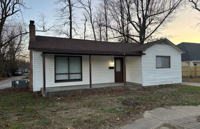Available Now! 3-Bed, 1-Bath Home w/ Garage - Central Springdale, right next to Springdale High School!