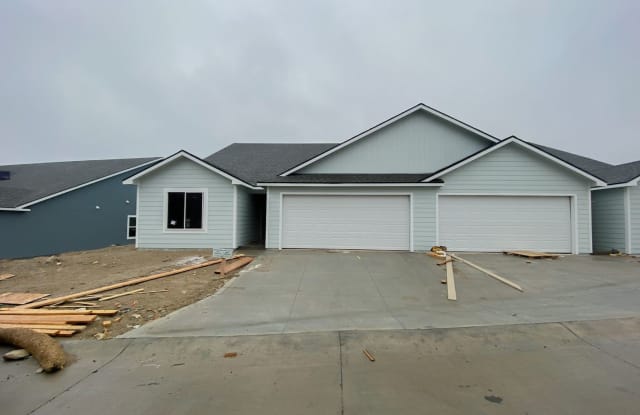 607 Wildoak Pl - 607 Wildoak Place, Manhattan, KS 66503