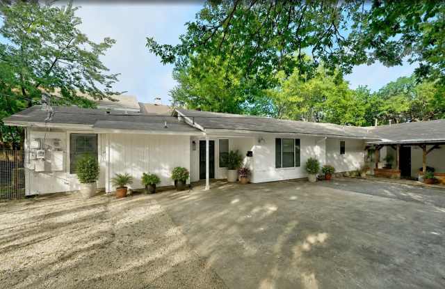 2bed/2bath House in Enfield w/ Huge Fenced in Yard