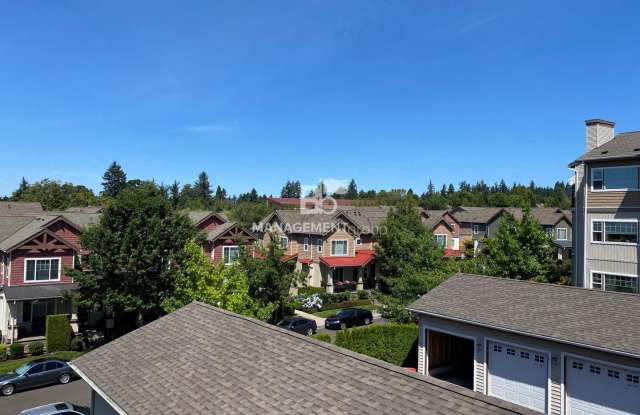 NW Portland-Timberland Community Light  Bright Condo Includes Garage!