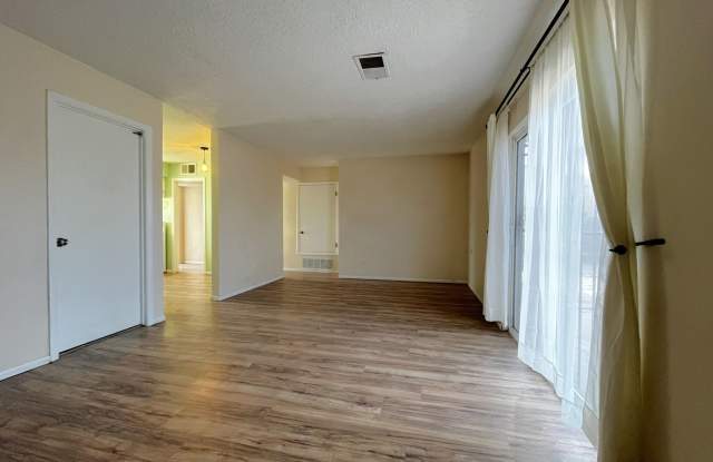 Lovely 2 Bedroom, 2 Bath Home Near Old Town! Available Now!