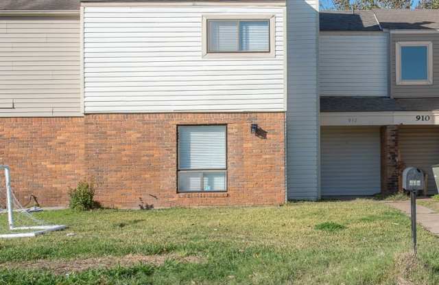 Photo of 3 Bed, 1.5 Bath Townhome in Bryan for August Move In!