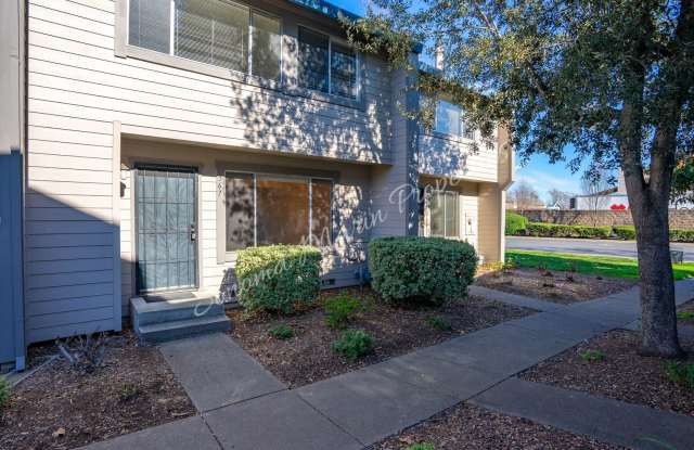 Lovely 3 Bedroom Townhouse ~ Water Included