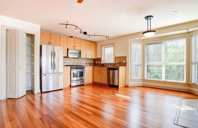 North Capital Hill owner offering move in special