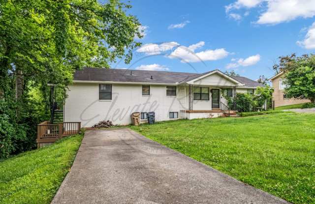 Charming Two Bedroom in Triplex in Goodlettsville!