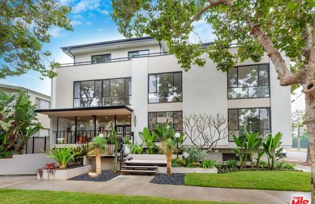 Photo of 301 S Rexford Dr unit: 3