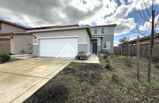 Newer 4bd/3.5ba Home and Seperate 1bd/1ba Suite!