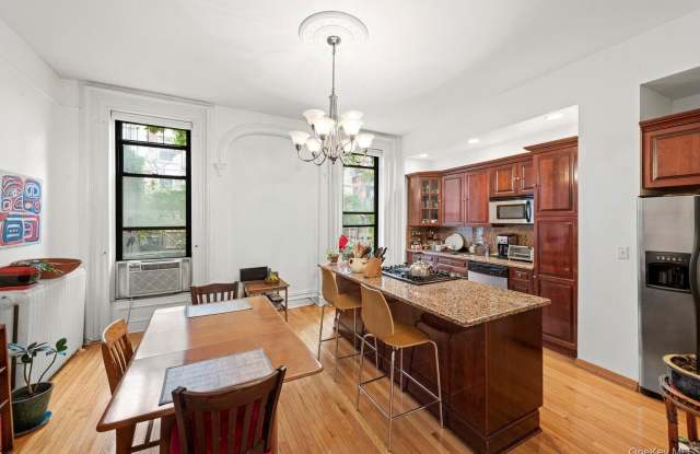 32 ST JAMES Place unit: 1