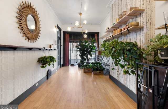 2732 W GIRARD Avenue