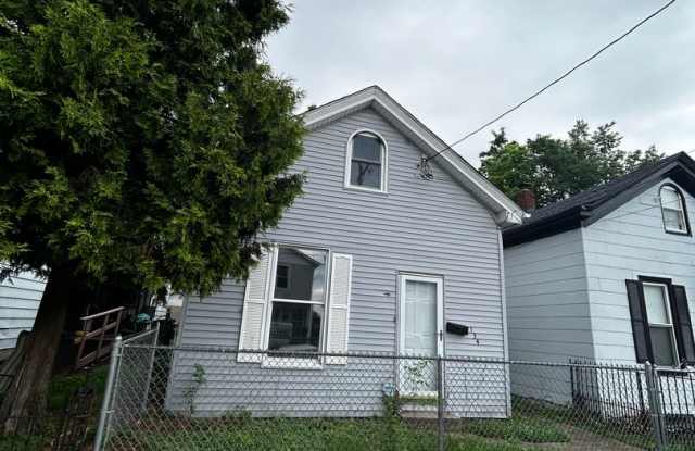 Photo of CUTE 2 BEDROOM HOUSE WITH LARGE BACKYARD IN HAMILTON!