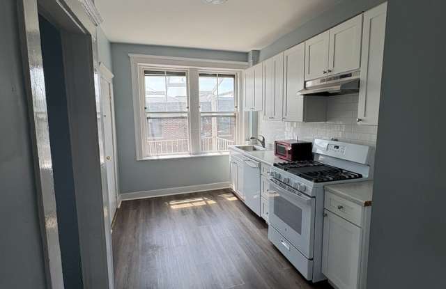 Beautiful 3 bed with in unit laundry and balcony GREAT DEAL for 9/1/26