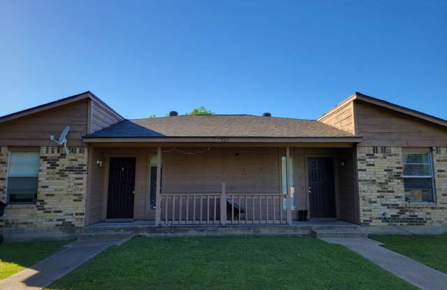 College Station - 2 bedroom / 1.5 bath / Duplex with fenced in yard. - 703 Vassar Court, College Station, TX 77840