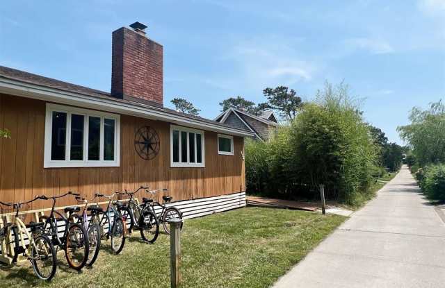 892 Evergreen Walk