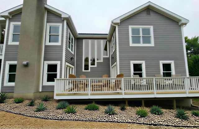 Spacious House across the street from UT - large deck and balcony with great views.