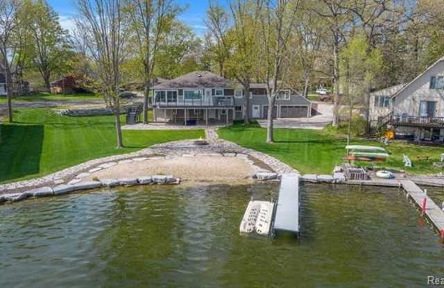 2200 S LONG LAKE Road