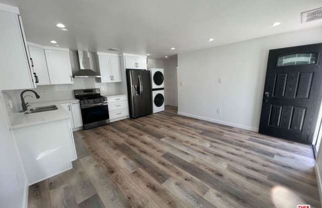 7718 N Glenoaks Blvd