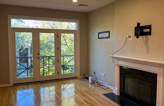 3739 North Kenmore Avenue