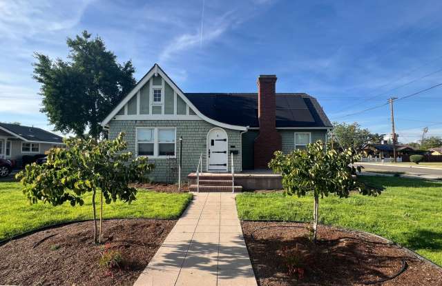 *** JUST REDUCED & MOVE- IN SPECIAL *** 3 Bedroom, 2 Bathroom charming Craftsman Style Home nestled in the heart of Tulare, CA