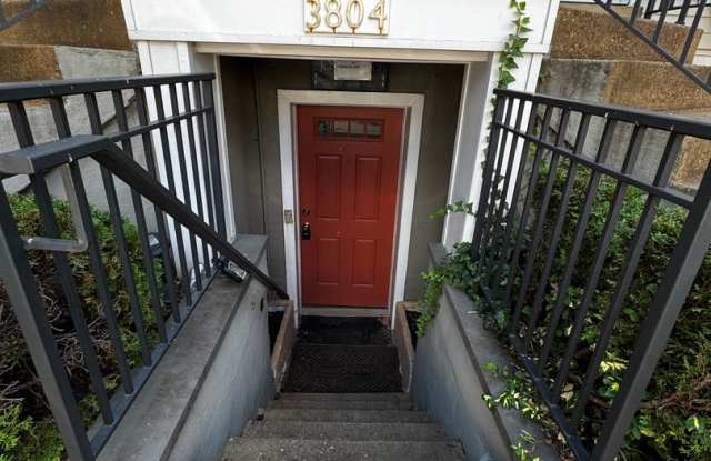 Furnished 2BR, 2BA Condo with Backyard in Arlington