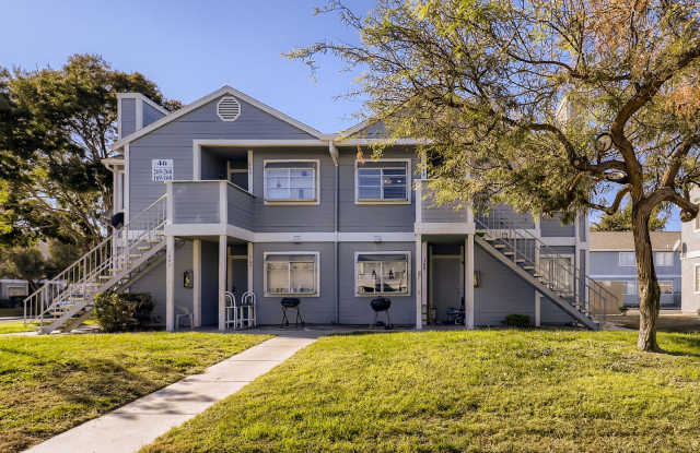 LOVELY 2 bedroom Condo Ready for Immediate Move in!!