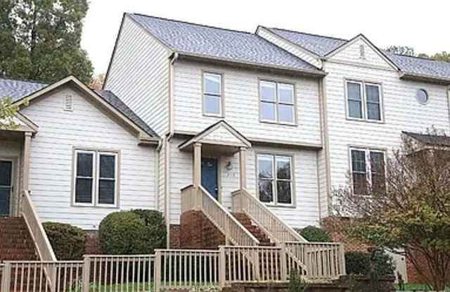 Charming 3BD, 2BA Cary Townhome with a Deck and Within Close Proximity to RDU and RTP