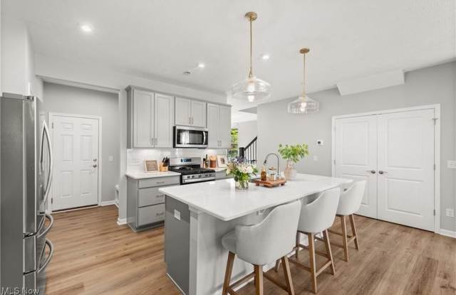 798 N Greenway Drive