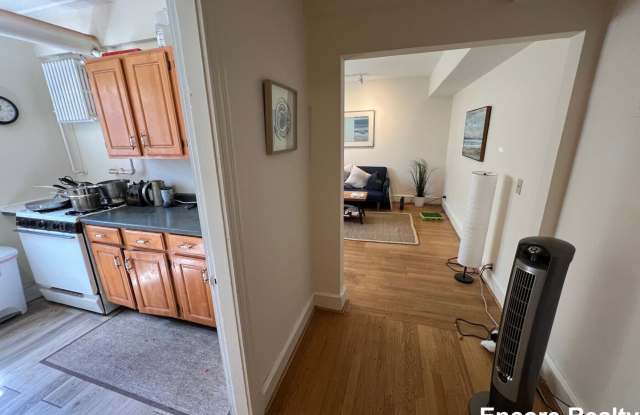 Bright and Sunny 2 Bed available 9/1 photos photos