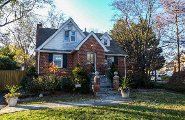 903 Crestview Dr, Herndon, Va 20170