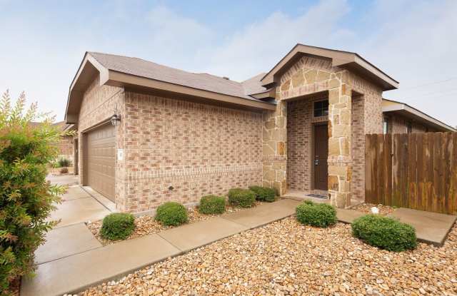 GORGEOUS 3 BEDROOM DUPLEX LOCATED IN BASTROP, TX!