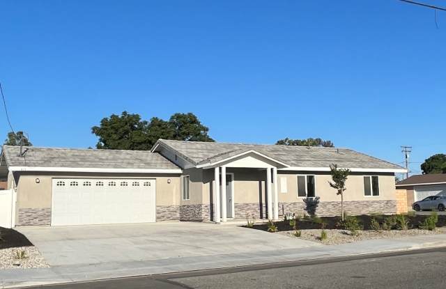 417 E 3rd St, San Jacinto CA 92583