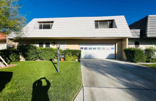 2 Bedroom Duplex, near UNLV- Utilities Included!!