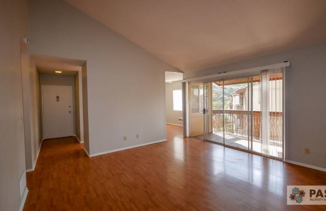 2nd Floor 3 bed/2 bath Condo!