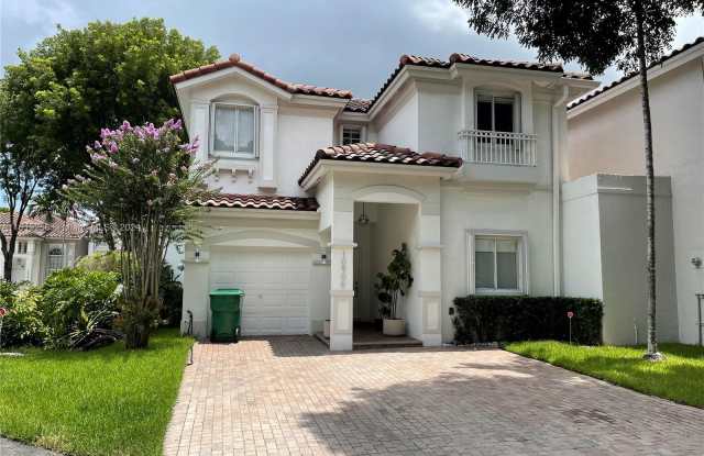 10906 NW 70th St