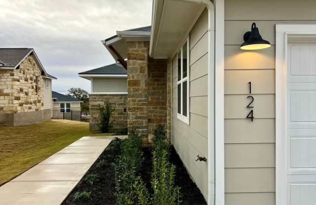 Available NOW: 2/2 Home in Kissing Tree