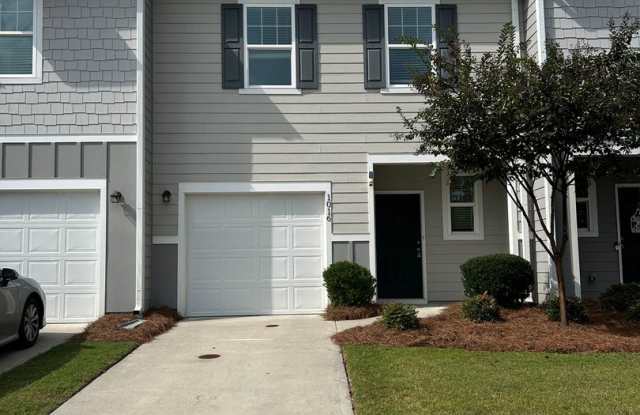Photo of ***MOVE IN SPECIAL -$500 OF FIRST 2 MONTHS RENT WITH A JANUARY 31ST OR SOONER MOVE IN DATE***Welcome home! Beautiful 2 bedroom, 2.5 bathroom townhome located in Cartersville! Must see!