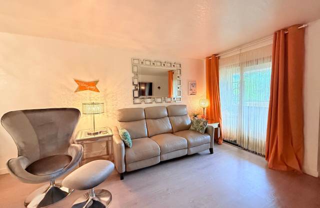 AVAILABLE NOW!! Lovely Upper Level - 1 Bedroom 1 Bathroom in Palm Springs Villas II!