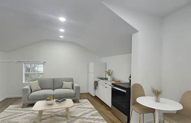 Photo of 1008 N 18th Ct