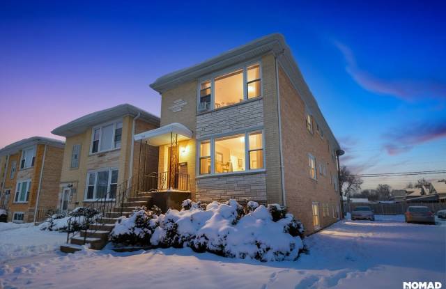 Charming 3BR Duplex in Chicago