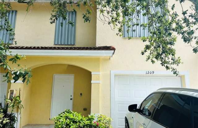 1209 NW 27th Ave