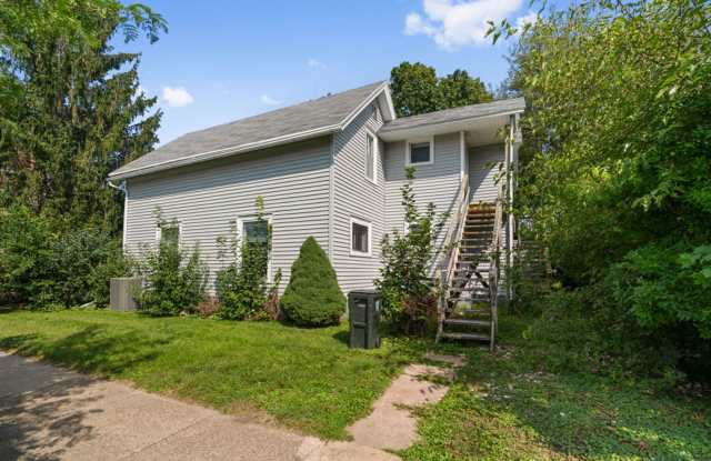 904 1/2 Clay St - Cedar Falls