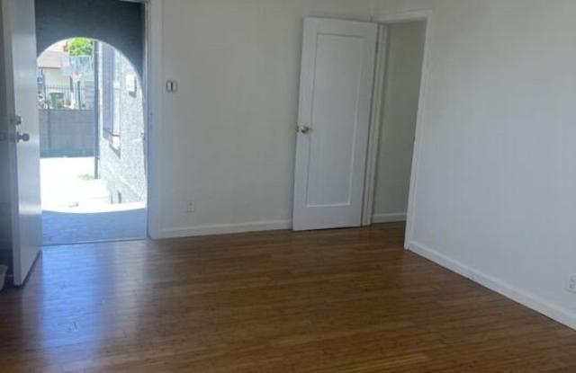 6313 S Victoria