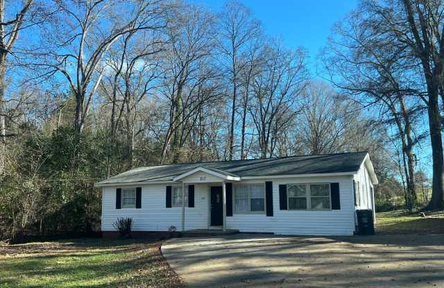 Adorable 4 bedroom 2 bath home Located in Concord , close to S Union and Lincoln SW St