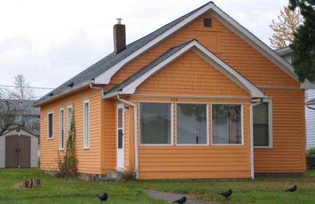 2 bedroom 1 bathroom home in beautiful Blaine!
