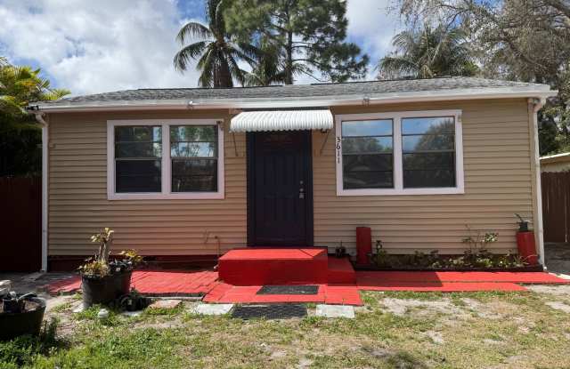 2/1 Florida charm home in the heart of Palm Springs!