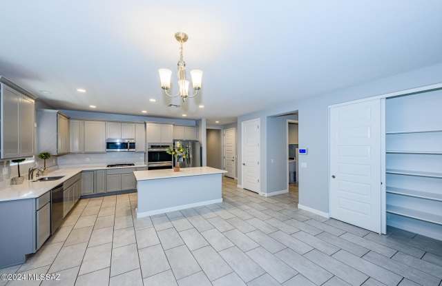 8662 N Peccary Creek Trail