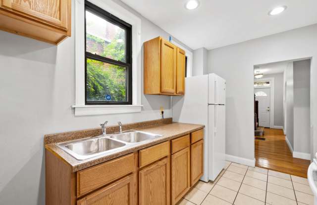 SCORE 50% OFF 1ST MONTH'S RENT IF SIGNED BY DEC 5! Stunning 4 bedroom home in Overbrook available now!!