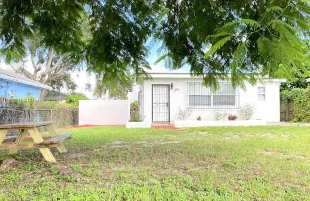 1747 NW 77th St