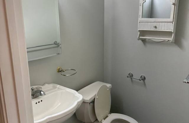 Nicely renovated pet friendly 2 bed in South Boston!