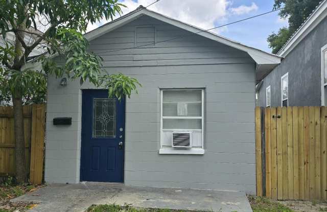 Photo of Cozy 2 bedroom/1 bathroom Single family home in the heart of Ybor!